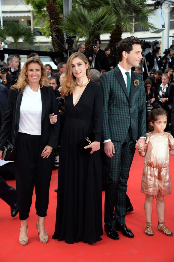 Julie Gayet, Mika et la fille de Salma Hayek, Valentina Pinault, lors de la montée des marches du film Saint Laurent et l'hommage au cinéma d'animation au Festival de Cannes le 17 mai 2014