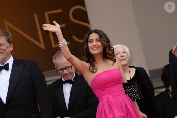 Salma Hayek (robe Yves Saint Laurent), Roger Allers, Joan Sfar, Paul Brizzi, Gaetan Brizzi lors de la montée des marches du film Saint Laurent et l'hommage au cinéma d'animation au Festival de Cannes le 17 mai 2014