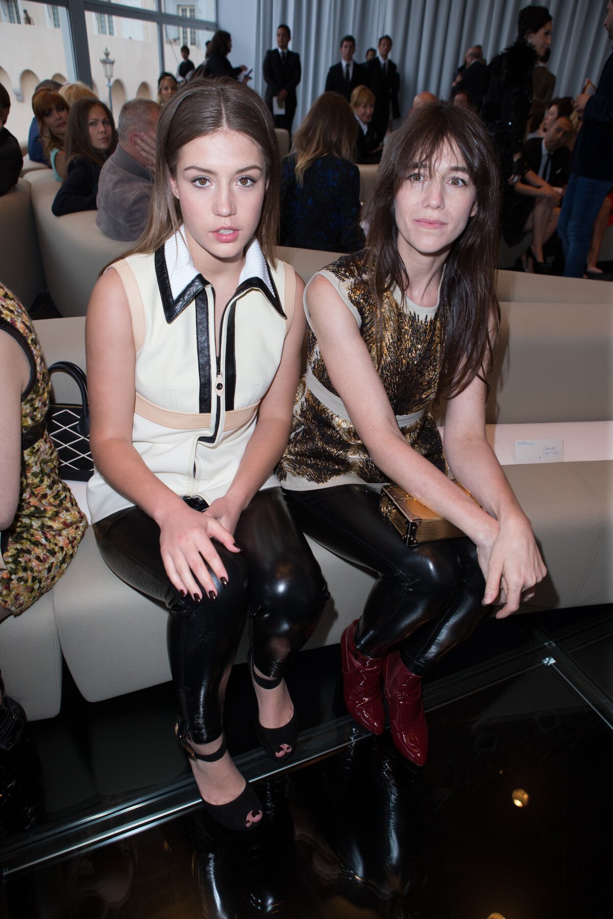 Photo : Adèle Exarchopoulos et Charlotte Gainsbourg - Défilé Croisière  Louis Vuitton sur la place du Palais Princier à Monte Carlo, Monaco, le 17  mai 2014. - Purepeople