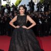 Sonam Kapoor tout de noir vêtue, arrive sur le red carpet à Cannes le 18 mai 2014