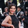 Sonam Kapoor tout de noir vêtue, arrive sur le red carpet à Cannes le 18 mai 2014