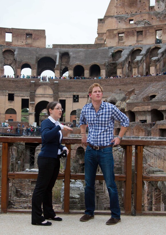 Le prince Harry s'est fait plaisir en visitant le Colisée, à Rome, à la fin de sa visite officielle en Italie, le 19 mai 2014