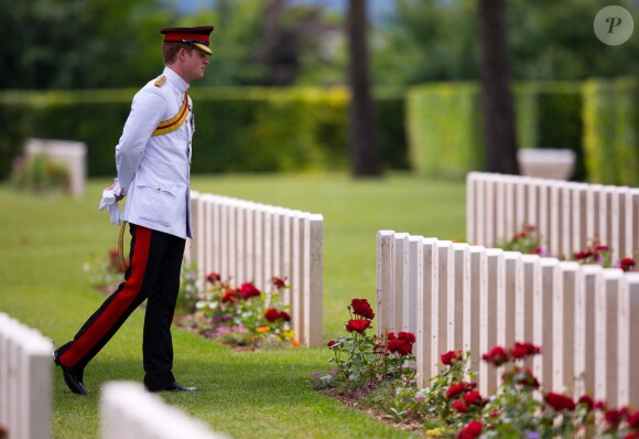 Le prince Harry au cimetière du Commonwealth près de Monte Cassino le 19 mai 2014 pour une cérémonie commémorative de la bataille de Monte Cassino (Seconde Guerre mondiale).