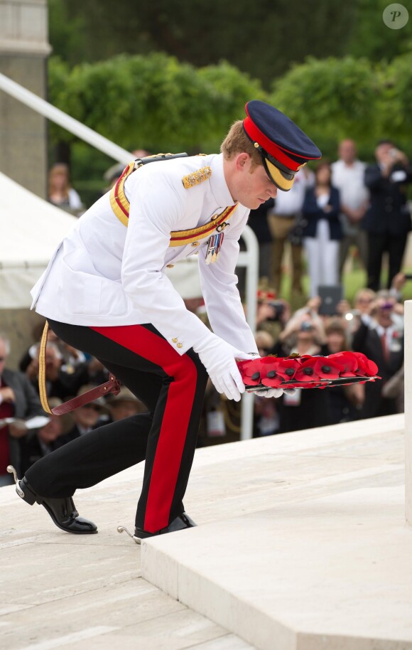 Le prince Harry au cimetière du Commonwealth près de Monte Cassino le 19 mai 2014 pour une cérémonie commémorative de la bataille de Monte Cassino (Seconde Guerre mondiale).
