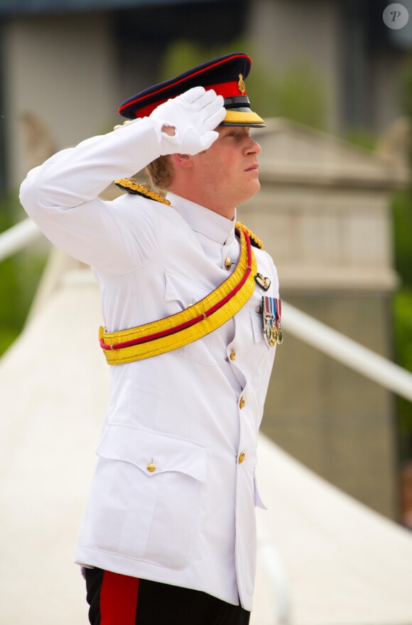 Le prince Harry au cimetière du Commonwealth près de Monte Cassino le 19 mai 2014 pour une cérémonie commémorative de la bataille de Monte Cassino (Seconde Guerre mondiale).