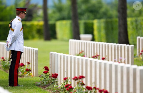 Le prince Harry au cimetière du Commonwealth près de Monte Cassino le 19 mai 2014 pour une cérémonie commémorative de la bataille de Monte Cassino (Seconde Guerre mondiale).