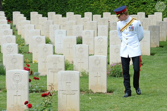 Le prince Harry au cimetière du Commonwealth près de Monte Cassino le 19 mai 2014 pour une cérémonie commémorative de la bataille de Monte Cassino (Seconde Guerre mondiale).