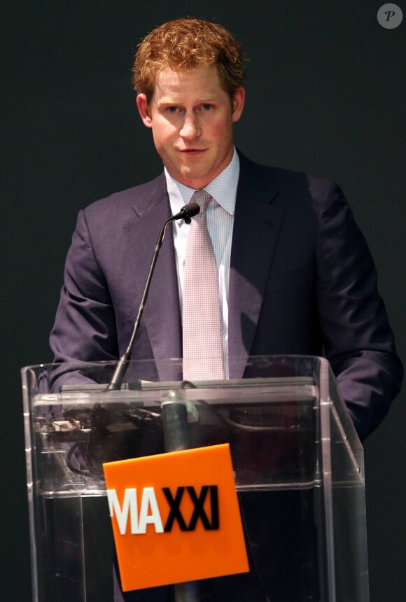 Le prince Harry lors de sa visite au musée Maxxi à Rome le 18 mai 2014