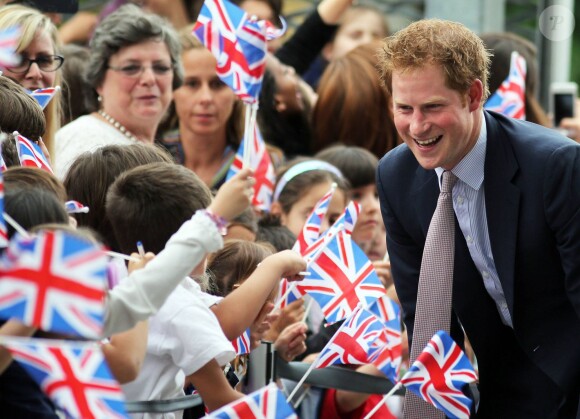 Le prince Harry lors de sa visite au musée Maxxi à Rome le 18 mai 2014