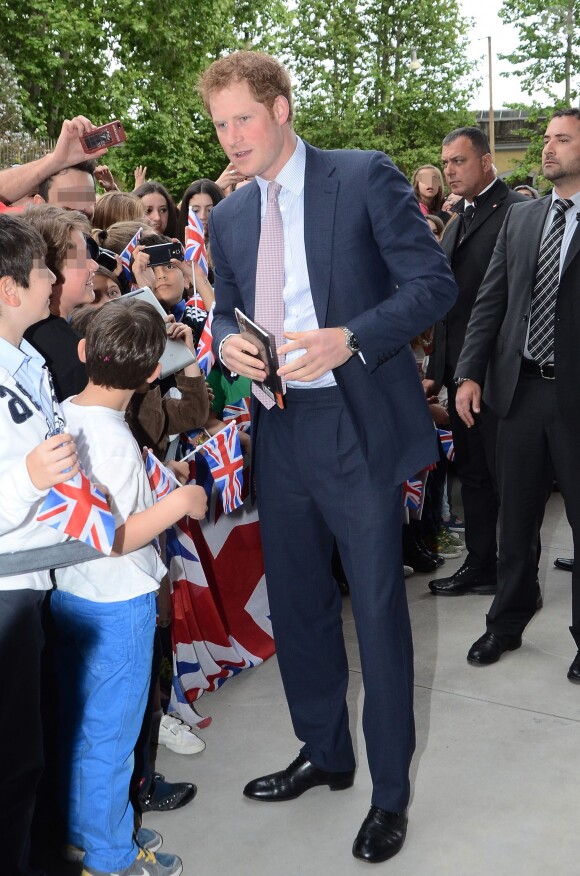 Le prince Harry lors de sa visite au musée Maxxi à Rome le 18 mai 2014