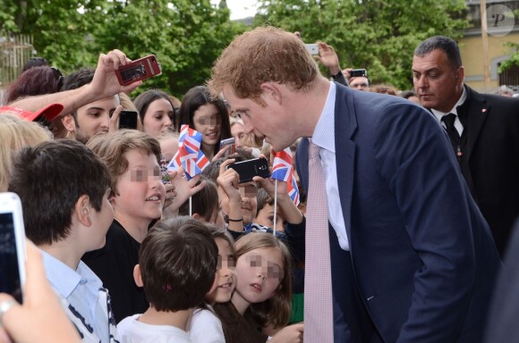 Le prince Harry lors de sa visite au musée Maxxi à Rome le 18 mai 2014