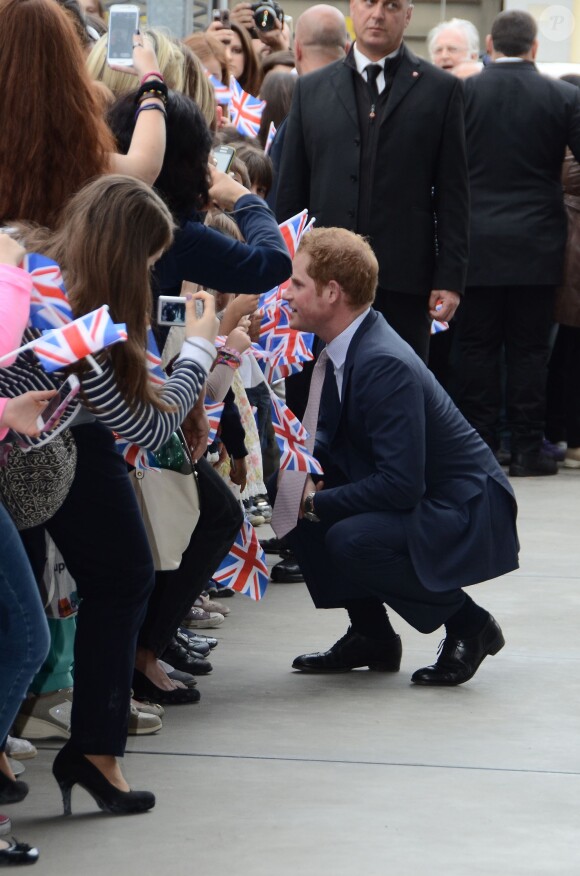 Le prince Harry lors de sa visite au musée Maxxi à Rome le 18 mai 2014
