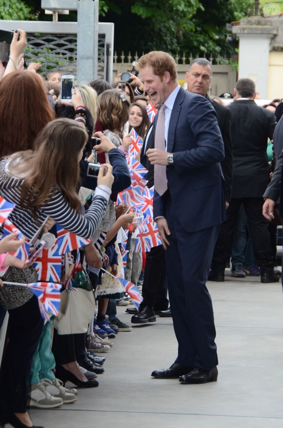 Le prince Harry lors de sa visite au musée Maxxi à Rome le 18 mai 2014
