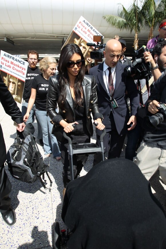 Kim Kardashian et sa fille North à l'aéroport de LAX. Le 17 mai 2014.