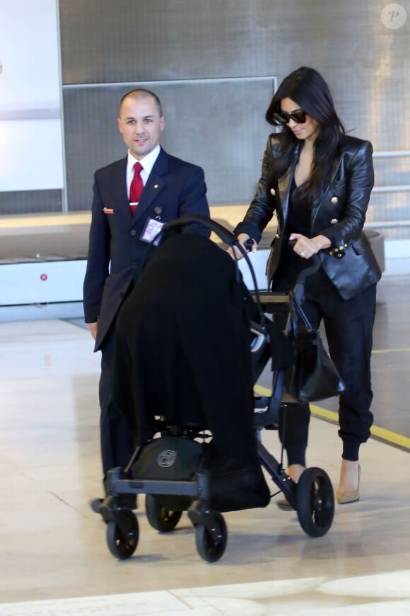 Kim Kardashian et sa fille North à l'aéroport de Roissy-Charles-de-Gaulle. Le 18 mai 2014.