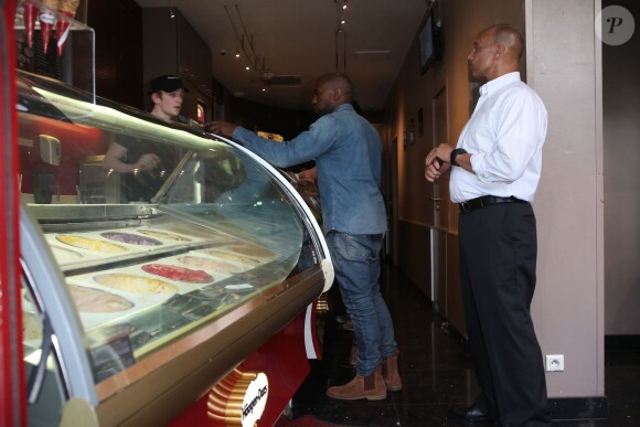 Kim Kardashian et Kanye West s'achètent des glaces dans une boutique Häagen Dazs. Paris, le 18 mai 2014.