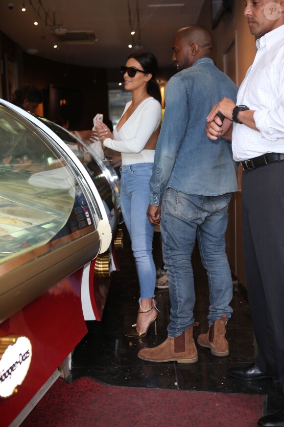 Kim Kardashian et Kanye West s'achètent des glaces dans une boutique Häagen Dazs. Paris, le 18 mai 2014.