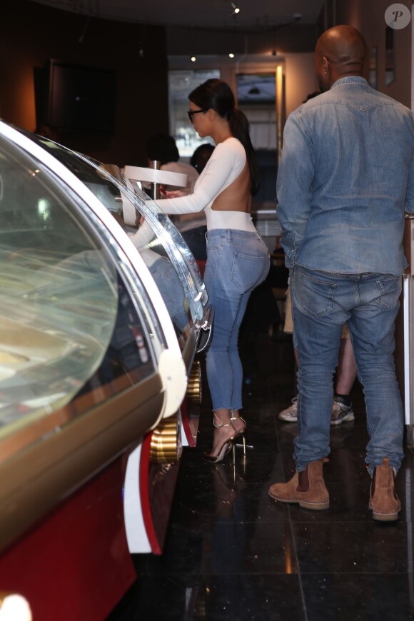 Kim Kardashian et Kanye West s'achètent des glaces dans une boutique Häagen Dazs. Paris, le 18 mai 2014.