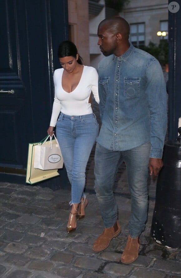 Kim Kardashian et Kanye West quittent le domiicile de Jean Touitou, créateur de la marque A.P.C. Paris, le 18 mai 2014.