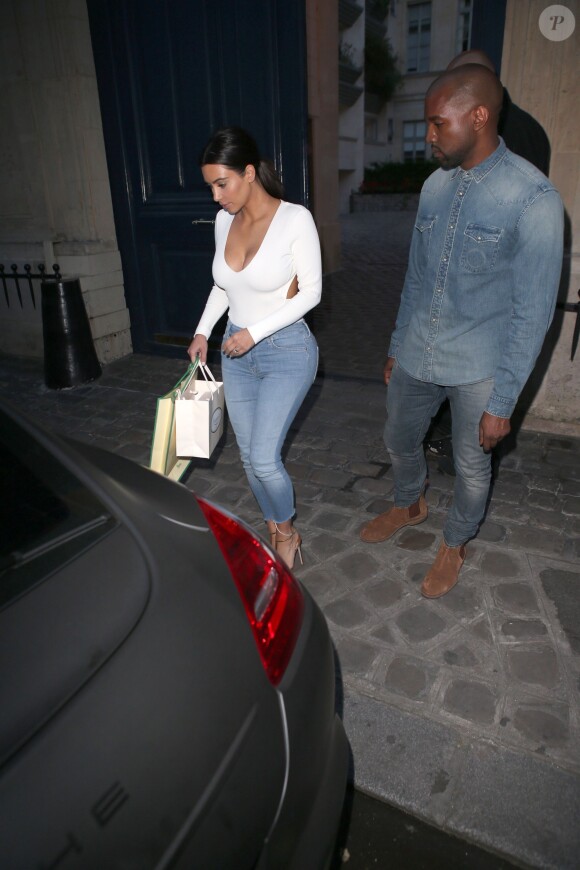 Kim Kardashian et Kanye West quittent le domiicile de Jean Touitou, créateur de la marque A.P.C. Paris, le 18 mai 2014.