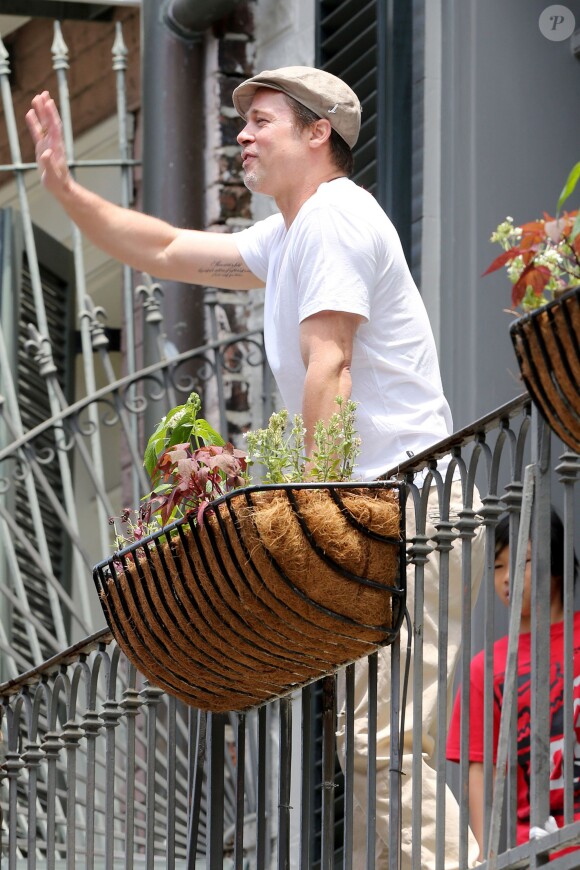Brad Pitt - Brad Pitt et Matthew McConaughey s'amusent à se lancer un ballon de foot américain de leurs balcons respectifs à la Nouvelle Orléans, le 17 mai2014.