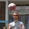 Matthew McConaughey - Brad Pitt et Matthew McConaughey s'amusent à se lancer un ballon de foot américain de leurs balcons respectifs à la Nouvelle Orléans, le 17 mai2014.