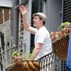- Brad Pitt et Matthew McConaughey s'amusent à se lancer un ballon de foot américain de leurs balcons respectifs à la Nouvelle Orléans, le 17 mai2014.