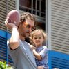 - Brad Pitt et Matthew McConaughey s'amusent à se lancer un ballon de foot américain de leurs balcons respectifs à la Nouvelle Orléans, le 17 mai2014.