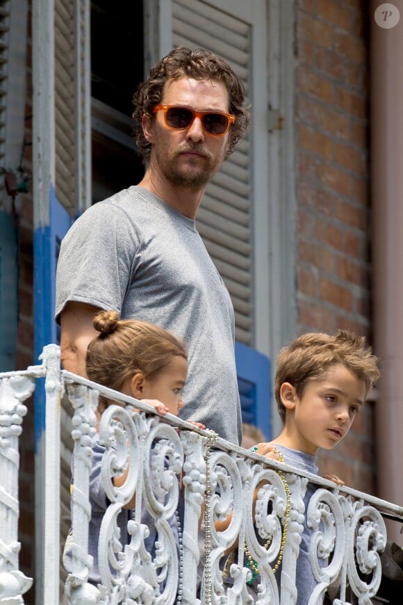 Matthew McConaughey et ses deux enfants, Liva et Vida - Brad Pitt et Matthew McConaughey s'amusent à se lancer un ballon de foot américain de leurs balcons respectifs à la Nouvelle Orléans, le 17 mai2014.
