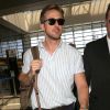 Ryan Gosling prend un vol à l'aéroport de Los Angeles à destination de Cannes pour assister au 67e festival du film, le 18 mai 2014.