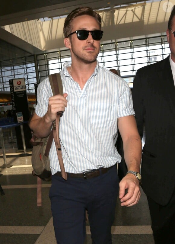 Ryan Gosling prend un vol à l'aéroport de Los Angeles à destination de Cannes pour assister au 67e festival du film, le 18 mai 2014.