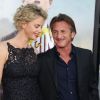 Charlize Theron (habillée en Dior) et son compagnon Sean Penn lors de la première du film "A Million Ways To Die In The West" à Westwood, le 15 mai 2014