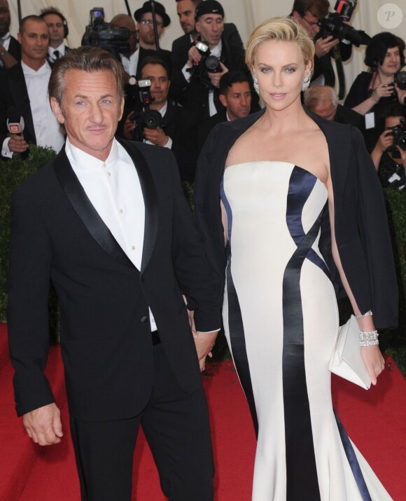 Sean Penn et Charlize Theron - Soirée du Met Ball / Costume Institute Gala 2014 : "Charles James: Beyond Fashion" à New York, le 5 mai 2014
