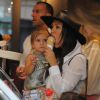 Kourtney Kardashian (l'aînée de la famille) avec sa mère Kris Jenner et ses enfants Mason et Penelope s'offrent une glace chez Haagen-Dazs à Paris le 19 mai 2014.