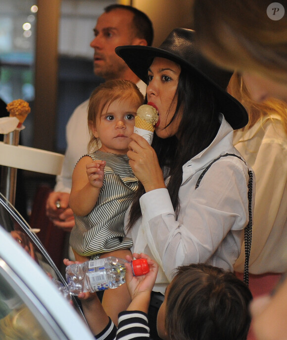 Kourtney Kardashian (l'aînée de la famille) avec sa mère Kris Jenner et ses enfants Mason et Penelope s'offrent une glace chez Haagen-Dazs à Paris le 19 mai 2014.
