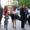 Kourtney Kardashian avec sa mère Kris Jenner et ses enfants Mason et Penelope s'offrent une glace chez Haagen-Dazs à Paris le 19 mai 2014.