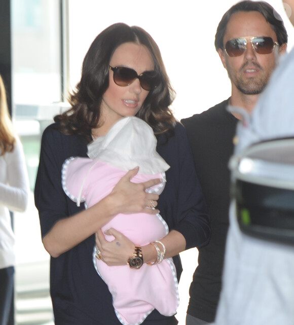 Tamara Ecclestone, son époux Jay Rutland et leur petite fille Sophia arrivent à Cannes le 20 mai 2014 après un voyage en jet privé