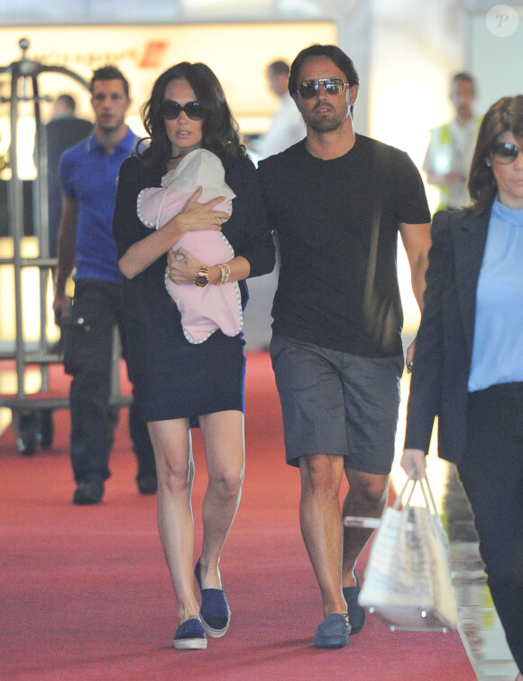 Tamara Ecclestone, son époux Jay Rutland et leur petite fille Sophia arrivent par jet privé à Cannes le 20 mai 2014