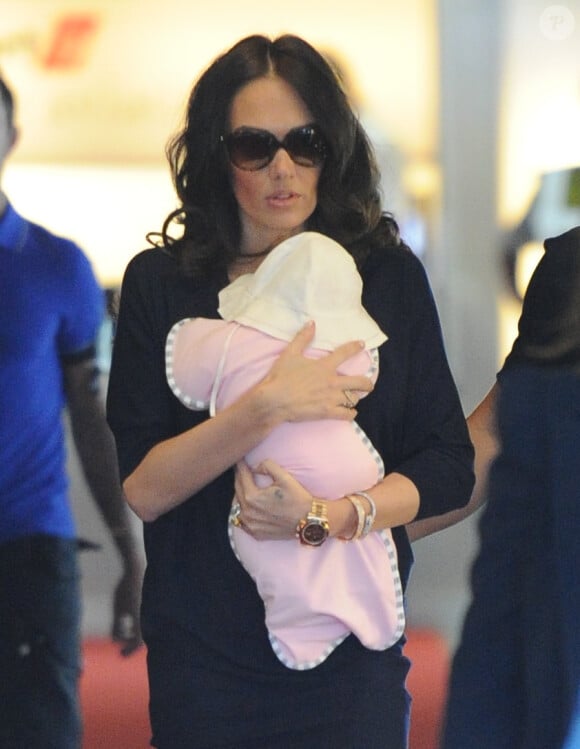 Tamara Ecclestone, jeune maman attentive avec fille Sophia lors de son arrivée à Cannes le 20 mai 2014