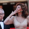 Thierry Frémaux accueille la superbe Sophia Loren - Montée des marches du film "Deux jours, une nuit" lors du 67e Festival du film de Cannes, le 20 mai 2014.