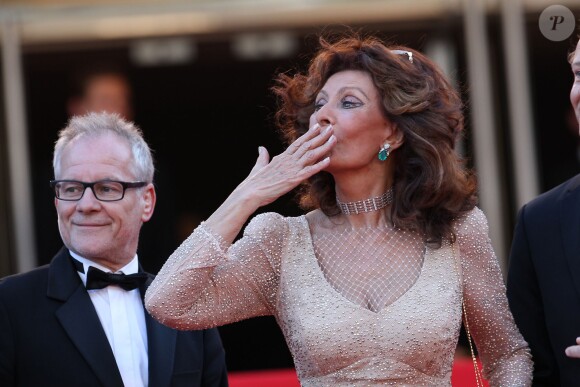 Thierry Frémaux accueille la superbe Sophia Loren - Montée des marches du film "Deux jours, une nuit" lors du 67e Festival du film de Cannes, le 20 mai 2014.