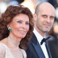 La superbe Sophia Loren et son fils Edoardo Ponti - Montée des marches du film "Deux jours, une nuit" lors du 67e Festival du film de Cannes, le 20 mai 2014.
