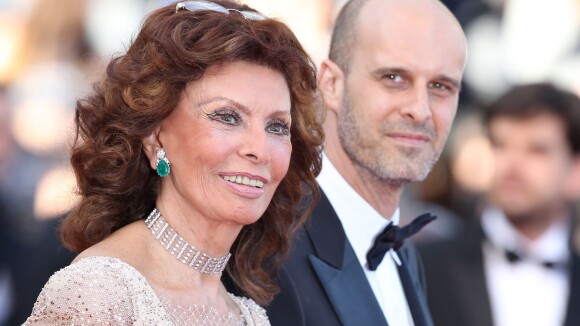 Cannes 2014 : Sophia Loren, 79 ans, brille de mille feux au bras de son fils