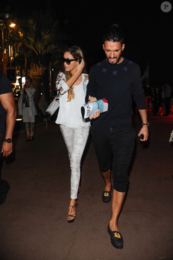 Nabilla Benattia et son petit ami Thomas Vergara se promènent sur la Croisette le 18 mai 2014