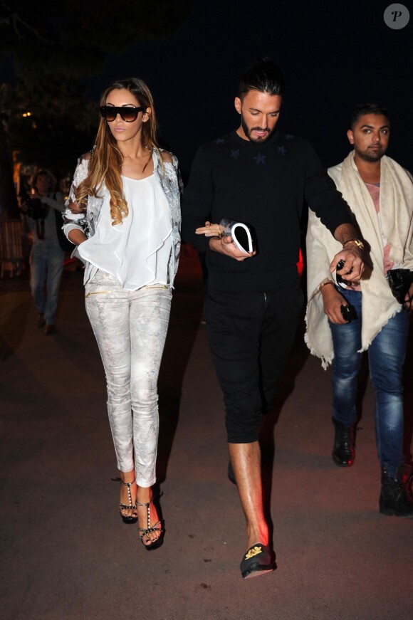 La belle Nabilla Benattia et son compagnon Thomas Vergara se promènent à Cannes à l'occasion du festival du film le 18 mai 2014