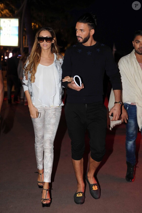Nabilla Benattia et son compagnon Thomas Vergara se promènent à Cannes à l'occasion du festival du film le 18 mai 2014