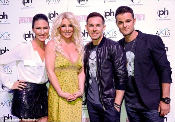 Britney Spears et le couple de jeunes mariés, invités à la rencontrer à Las Vegas, le samedi 17 mai 2014.