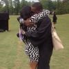 Marquise Jackson, le fils de 50 Cent (de son vrai nom Curtis Jackson), embrasse sa mère Shaniqua Tompkins lors de sa remise de diplôme.