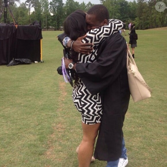 Marquise Jackson, le fils de 50 Cent (de son vrai nom Curtis Jackson), embrasse sa mère Shaniqua Tompkins lors de sa remise de diplôme.