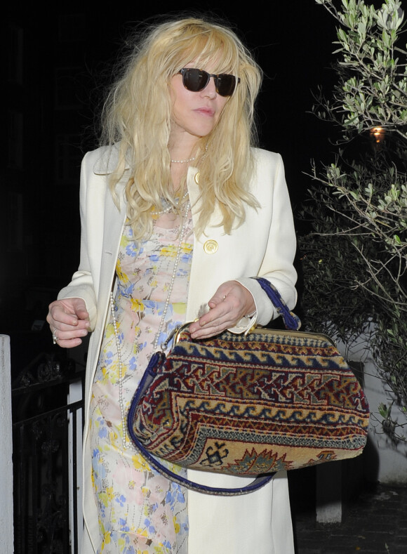 Courtney Love à la sortie d'une soirée à Londres. Le 10 mai 2014.
